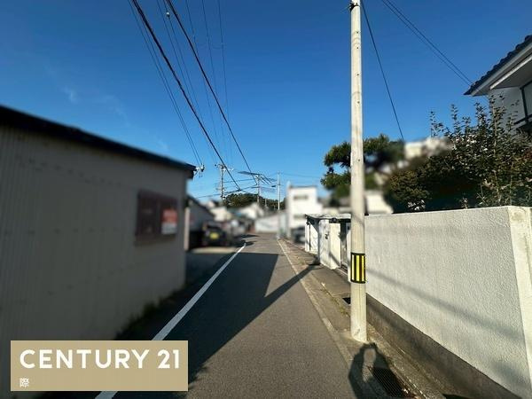 和歌山市和歌浦東2丁目　中古戸建の前面道路含む現地写真