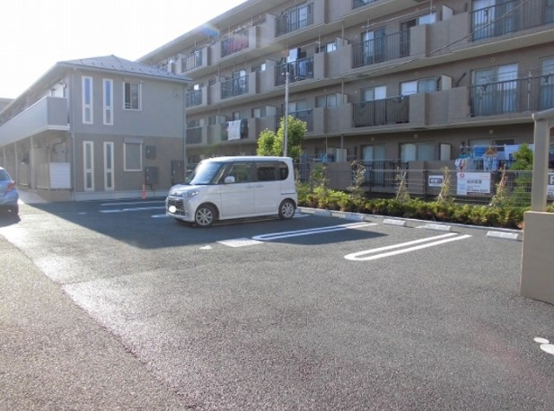 レーヴ・シャルマンの駐車場