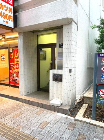 ヤマリビルのエントランス