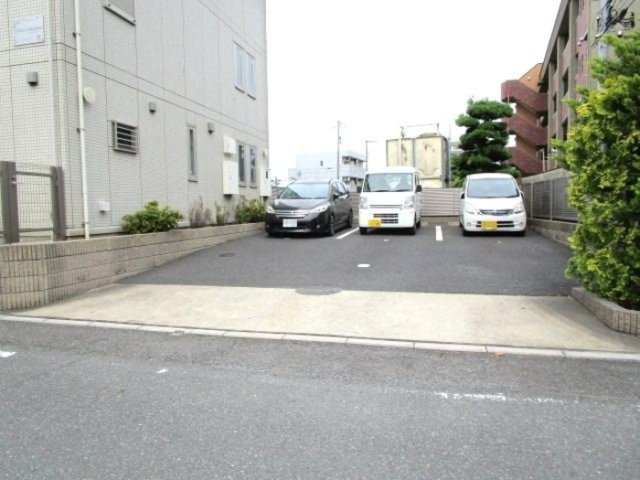 アルブル　コインシデンスの駐車場