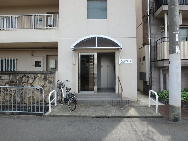 マンションラージのエントランス