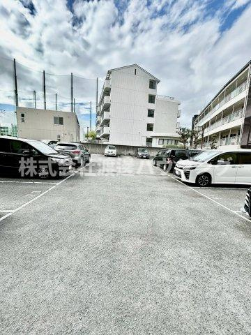 メドウラークの駐車場