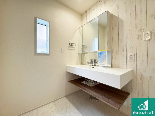 大阪狭山市大野台　新築一戸建ての独立洗面台|清潔感のある洗面台です。フラットな鏡は掃除がしやすく毎日清潔！鏡裏には収納があるのでスッキリとした洗面台が保てます。