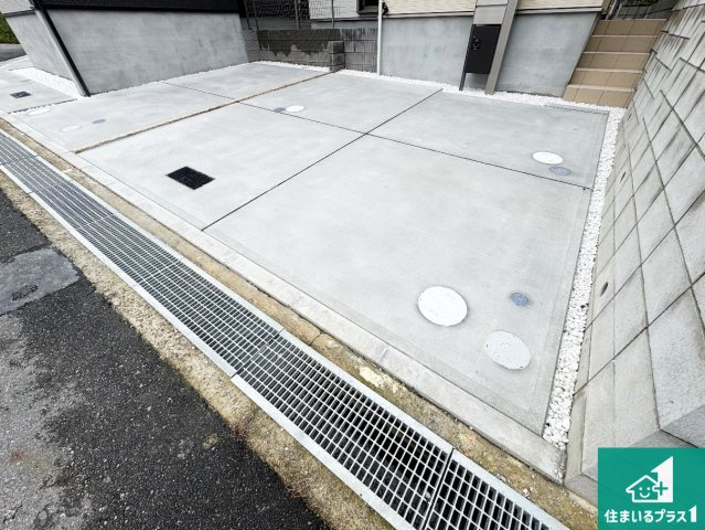 大阪狭山市大野台　新築一戸建ての駐車場|並列２台駐車可能！ゆとりの駐車スペースで車庫入れもスムーズ！