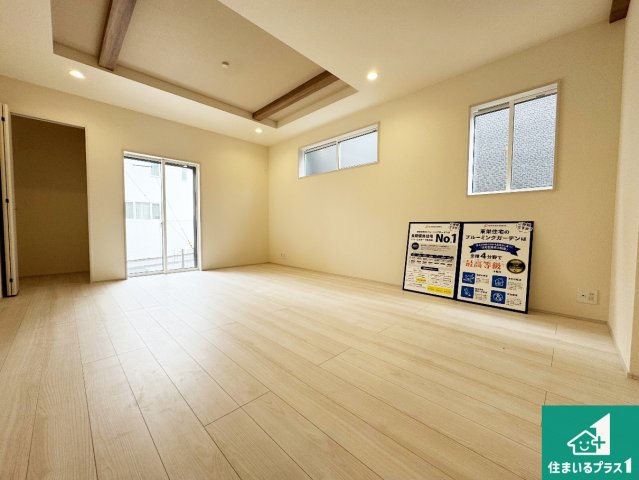 大阪狭山市大野台　新築一戸建ての居間・リビング|日当たり良好の明るいリビングで朝の目覚めもスッキリできそう！対面キッチンでご家族のコミュニケーションも自然と増える設計！小さなお子様が遊ぶスペースを作っても広々とくつろげるLDK！