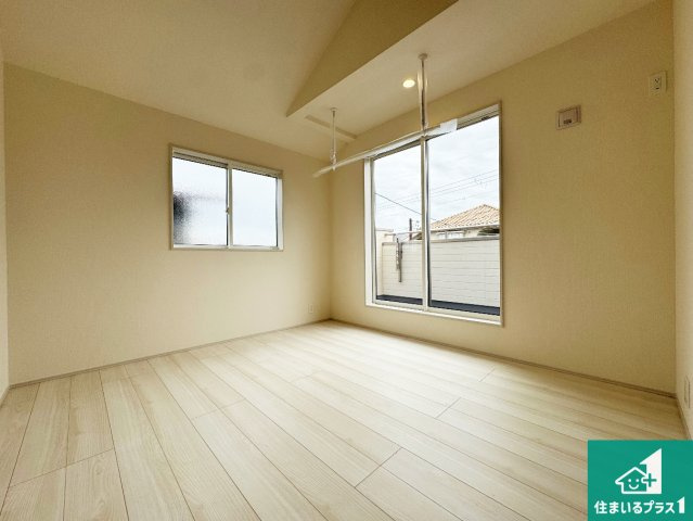 大阪狭山市大野台　新築一戸建ての洋室|シンプルな洋室は、自分好みのインテリアが楽しめます♪ご家族とインテリアや家具を選びに行くのは新築購入時の醍醐味の一つです。ぜひお楽しみください♪