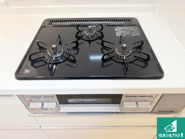 大阪狭山市大野台　新築一戸建ての設備|ダブル高火力Ｓｉセンサー付きコンロ！３口あるので、まとめて料理をする時も大活躍！