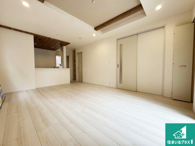 大阪狭山市大野台　新築一戸建ての居間・リビング|シンプルなリビングは、観葉植物等のインテリアを楽しめますね！パパ好みにも、ママ好みにも家具次第で雰囲気を変えることができます！