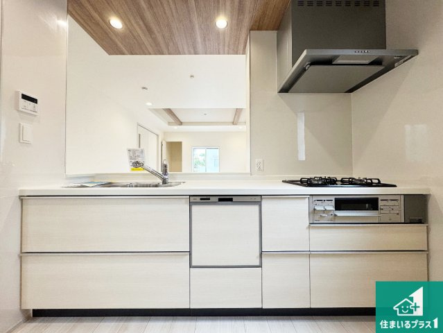 大阪狭山市大野台　新築一戸建てのキッチン|リビングと統一感があり、使い勝手のいいキッチン。広々としているので、二人並んで作業が出来ちゃいます。お子様と一緒に色々なお料理に挑戦できるスペースがあります。