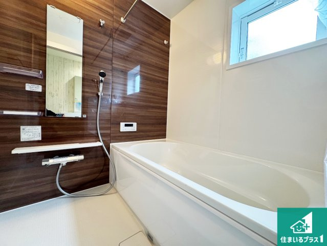 大阪狭山市大野台　新築一戸建ての浴室|足をゆったり伸ばして寛げる浴槽です。窓が設けられていますので差し込む光が明るく穏やかな雰囲気にしてくれます♪浴室乾燥機も設置しているので、雨の日の洗濯物も安心です♪