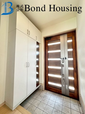 お車3台可能・角地で陽当り良好　藤江　中古戸建　築17年の玄関