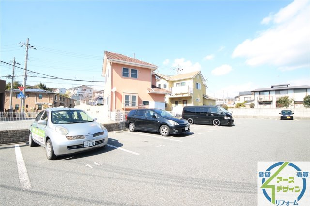 ラフィーネ二ツ屋の駐車場