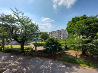 【中庭】 | 高塚団地2街区1号棟 2F | 北側5.25帖からは広場が一望でき、開放的な雰囲気です♪