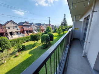 【バルコニー】 | 高塚団地2街区1号棟 2F | バルコニー側はきれいに整備された庭園です