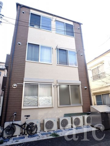 ブエナメゾン中野の外観|高円寺駅まで徒歩13分　高円寺駅は雑貨店や古着店が多いことで有名です。お洒落さんは大喜びのスポット