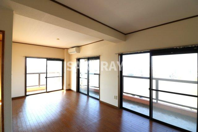 グランドパレスの居間・リビング|現況と異なる場合がございます。