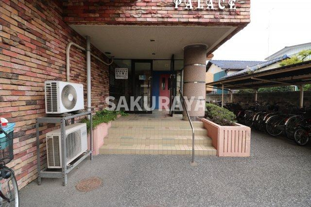 グランドパレスのエントランス