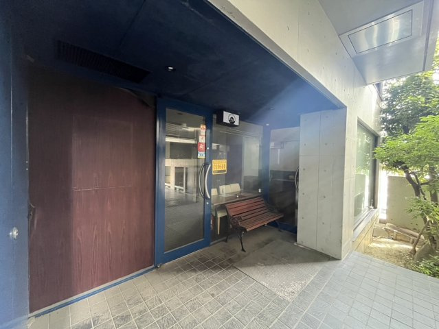 Bird4 Buill（バードフォービル）の玄関