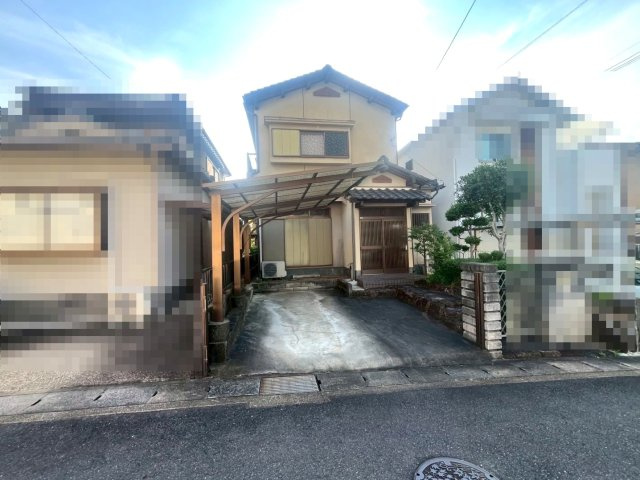 ◆建築条件無し売土地◆間口７.３ｍ◆前面道路との高低差無し◆更地引渡し◆宇治市木幡須留の外観|現地(２０２５年６月撮影時上物有り。解体更地渡し予定。)