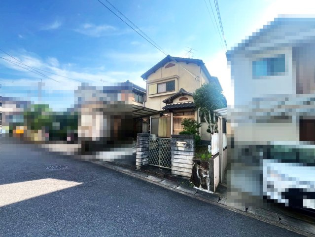 ◆建築条件無し売土地◆間口７.３ｍ◆前面道路との高低差無し◆更地引渡し◆宇治市木幡須留の前面道路含む現地写真|前道含む現地(２０２５年６月撮影時上物有り。解体更地渡し予定。)