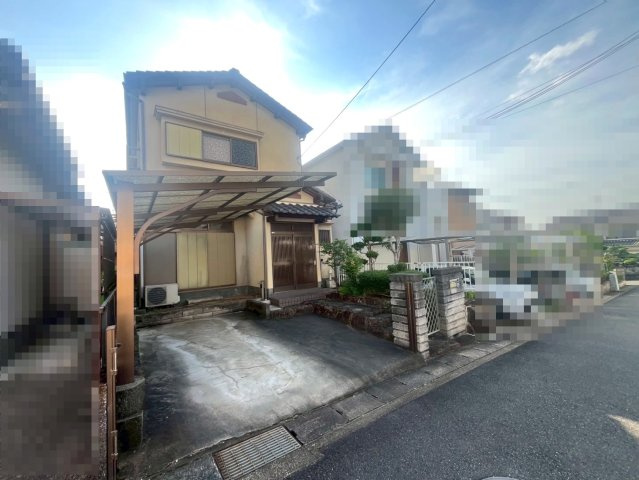 ◆建築条件無し売土地◆間口７.３ｍ◆前面道路との高低差無し◆更地引渡し◆宇治市木幡須留の前面道路含む現地写真|前道含む現地(２０２５年６月撮影時上物有り。解体更地渡し予定。)