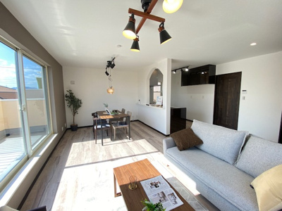 【外観パース】 | 杉並区上井草5棟 | 施工例　
「魅せる収納」があり、セレクトショップのように飾ったり、直ぐ使うスーツなども手軽に掛けられます
