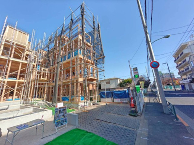 【前面道路含む現地写真】 | 杉並区上井草5棟 | 当物件東側。
駐車場となっており、開放感があります。