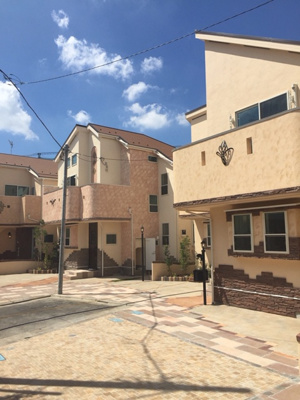  | 杉並区上井草5棟 | 施工例　タカラスタンダードのホーローキッチン、食洗機・蛇口一体型浄水器付き
吊戸棚も付いて収納力がございます