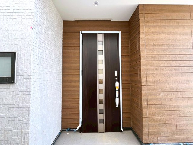 うるま市みどり町1期　全2棟　2号棟の玄関