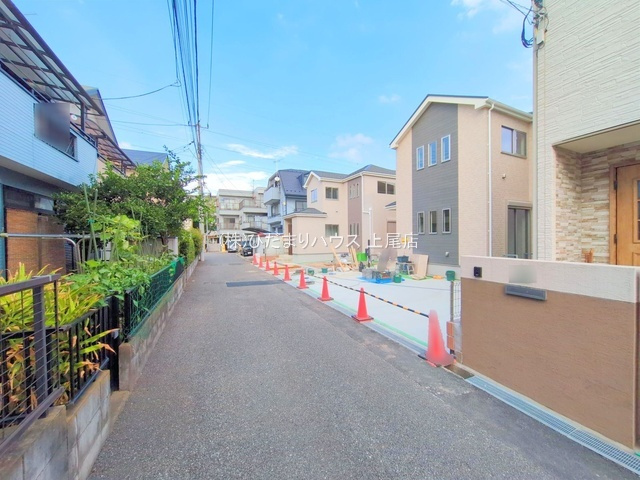 西区西遊馬　新築戸建　ハートフルタウンAの前面道路含む現地写真