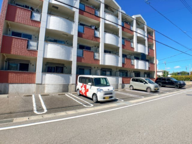 ココルーナの駐車場