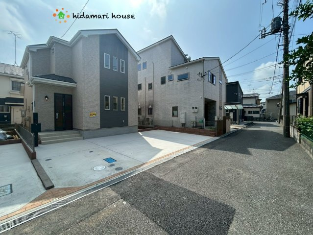 西区西遊馬　新築戸建　ハートフルタウンBの前面道路含む現地写真