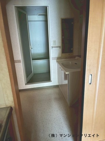 アパガーデンコート城東の洗面所|キッチンからも廊下からも入れる洗面室です