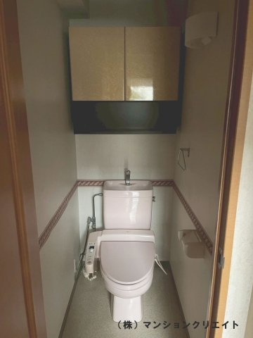 アパガーデンコート城東のトイレ|吊戸棚付きです