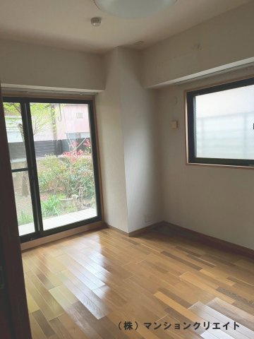 アパガーデンコート城東の洋室|リビング隣の南側洋室6.0帖　お庭に出れます