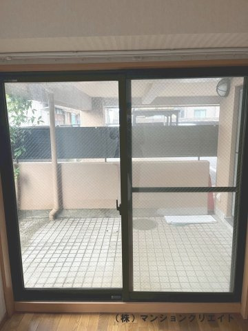 アパガーデンコート城東の洋室|北側の専用庭に面した洋室5.8帖の掃き出し窓