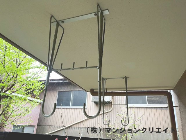 アパガーデンコート城東のバルコニー|物干し用の金具が付いています