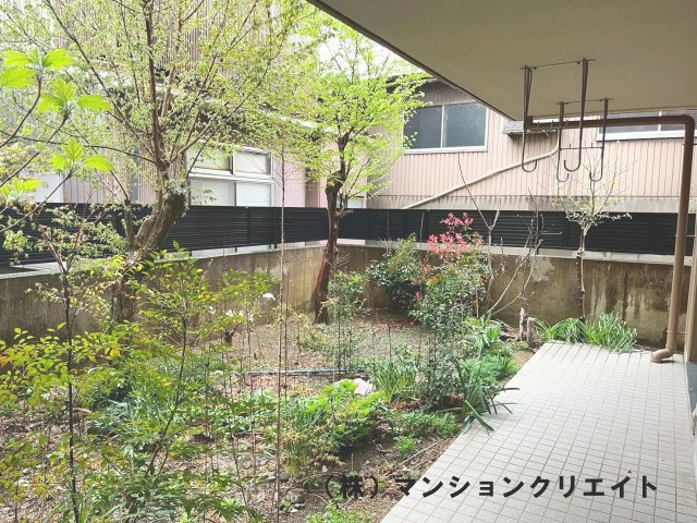 アパガーデンコート城東の庭|四季折々のお花等を植えて楽しめる広いお庭です