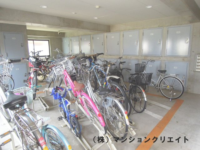 アパガーデンコート城東の駐輪場|室内駐輪場なので雨にあたりません