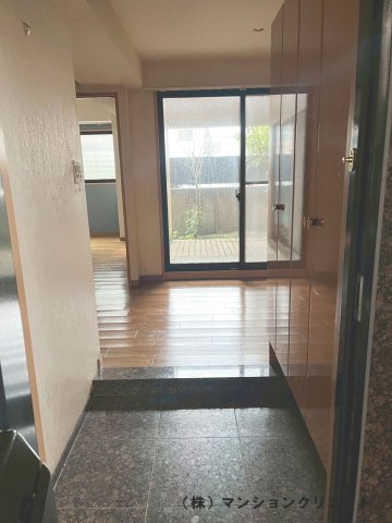 アパガーデンコート城東の玄関|内玄関　正面に見えるのは北側の専用庭です