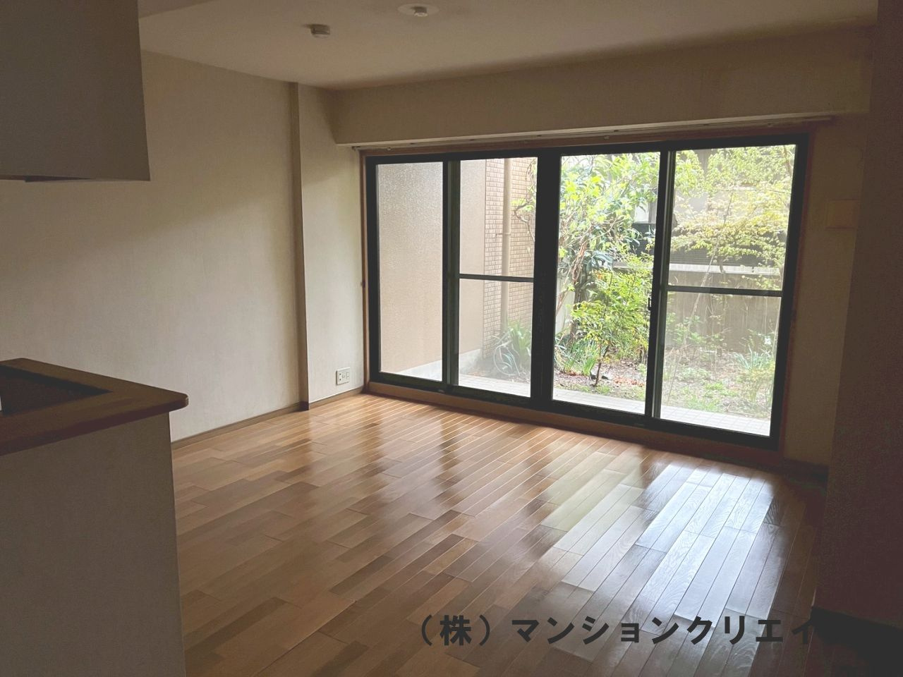 アパガーデンコート城東の居間・リビング|LDK15.5帖　南面のお庭から明るい日差しが差し込みます
