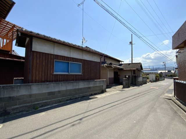 垣生5丁目　売土地の前面道路含む現地写真