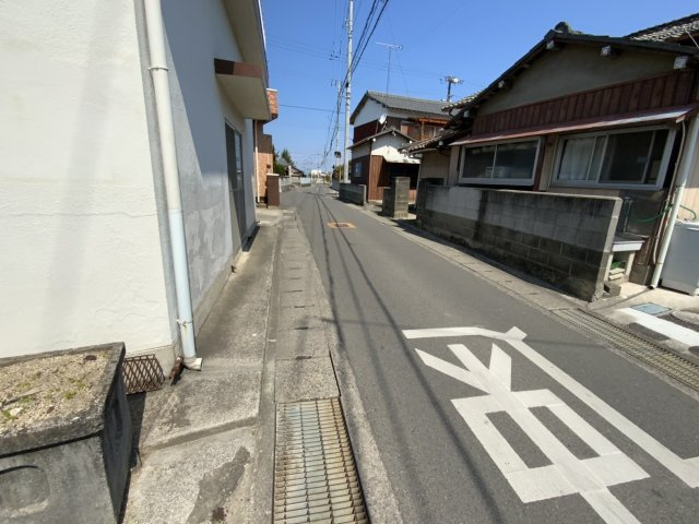 垣生5丁目　売土地の前面道路含む現地写真