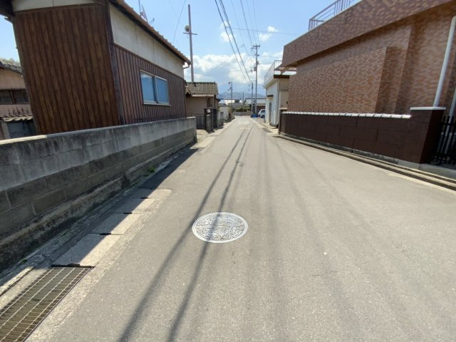 垣生5丁目　売土地の前面道路含む現地写真