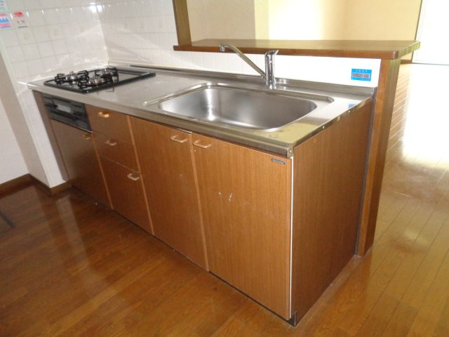 八戸市長根１丁目のアパートのキッチン