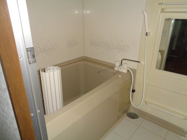 八戸市長根１丁目のアパートの浴室