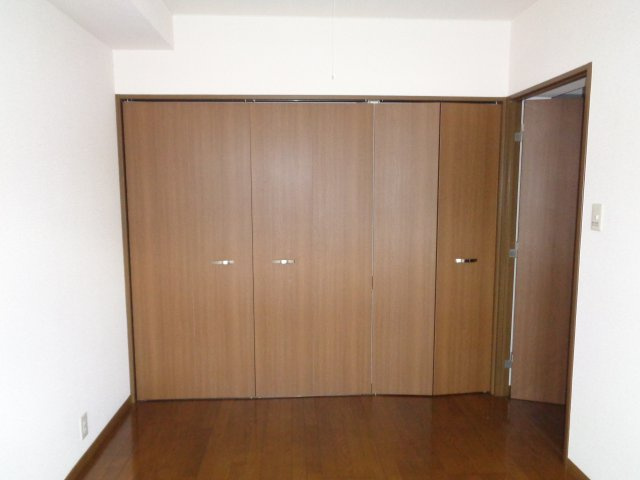 八戸市長根１丁目のアパートの洋室