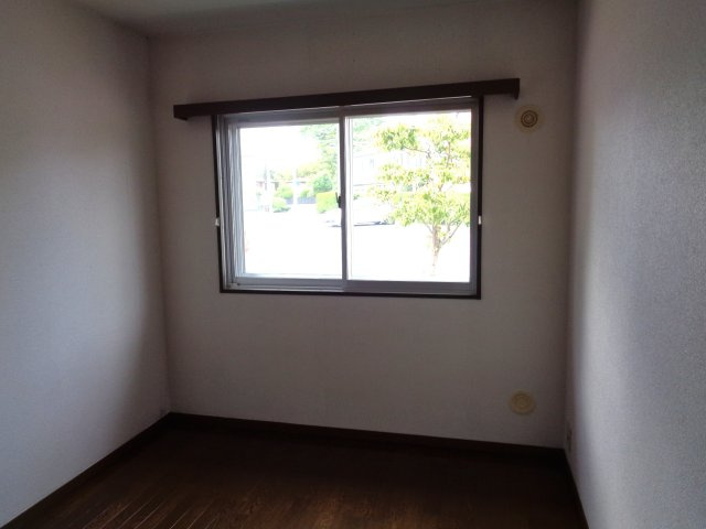 八戸市長根１丁目のアパートの洋室