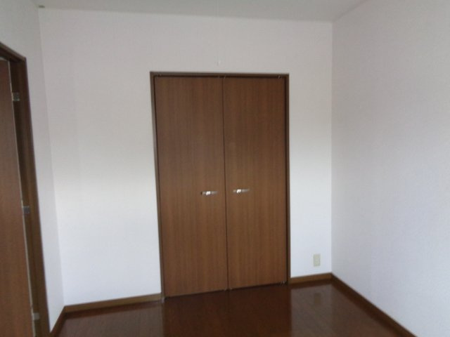 八戸市長根１丁目のアパートの洋室