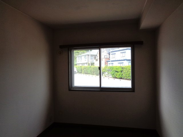 八戸市長根１丁目のアパートの洋室